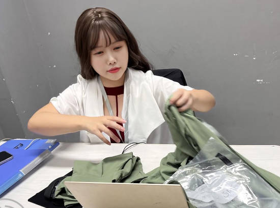 把舅媽按在地上當狗操