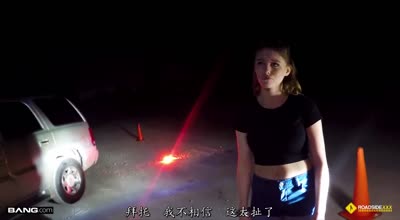 荒郊野嶺汽車拋錨的千金大小姐為瞭離開這鬼地方隻能跪著舔我這根修理工的雞巴