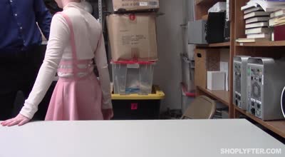 用大雞巴教訓行竊的姑娘讓她深深記住這次的教訓