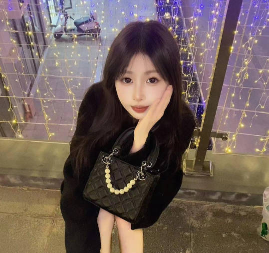 黑絲誘惑的女兒