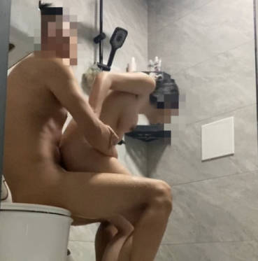 趁姐姐洗澡強行進入衛生間