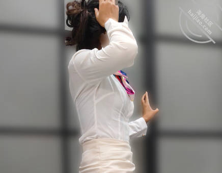 周末還在傢裡穿著工作服的媽媽