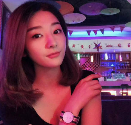 姨父和姨在客廳看電視我在房間裡瘋狂日表姐