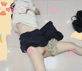 不顧女兒的反抗無套內射瞭女兒